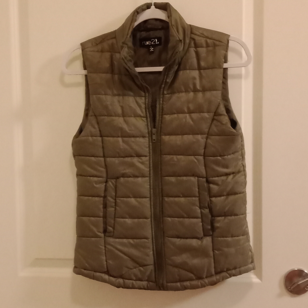 Rue 21 size S puffer vest.  Olive green, 2 front pockets, stand up collar.  EUC
